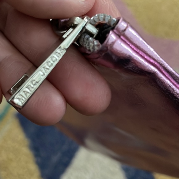 MARC JACOBS Wristlet OH LOLA PINK ZIP shiny - Picture 3 of 5
